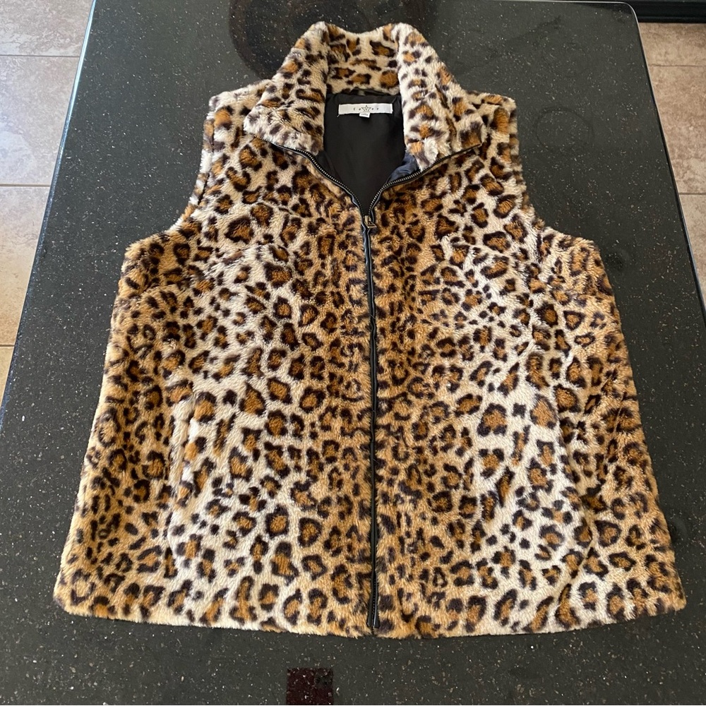 Faux fur leopard print vest size medium